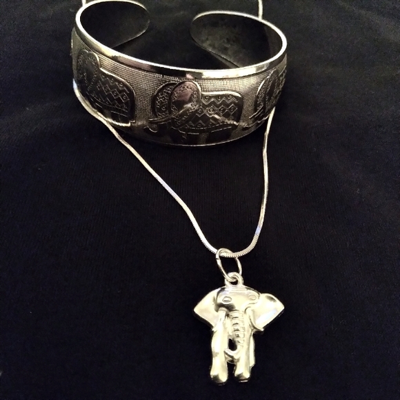 Jewelry - Silver tone elephant jewelry